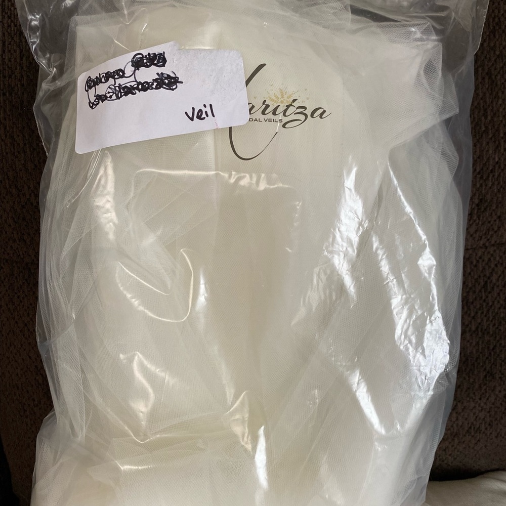 NWT Maritza Ivory Tulle Cathedral Length One Tier Veil